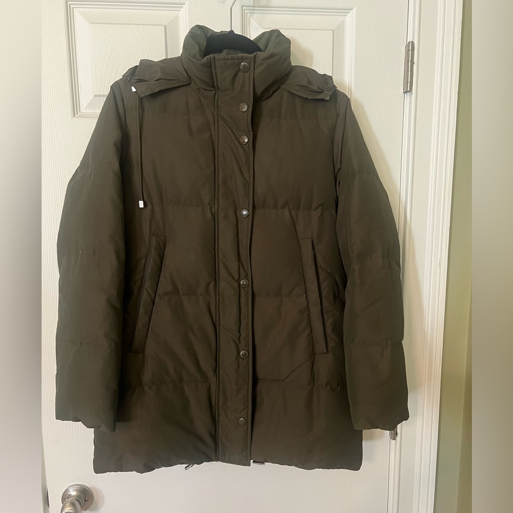 Banana Republic olive green down coat with hood. Zippered side pockets Sz Sm
